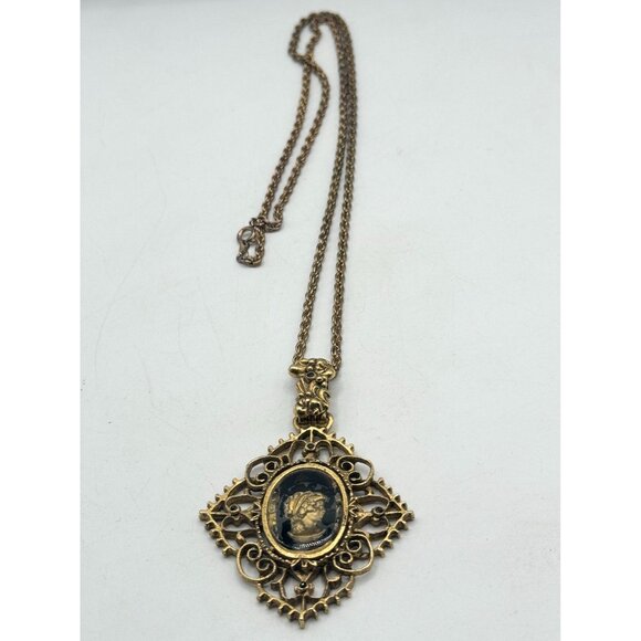 Vintage Reverse Glass Intaglio Cameo Pendant Necklace
